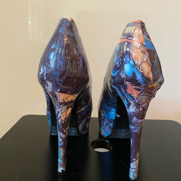Batman comic book heels, size 8.5 - Picture 2 of 4